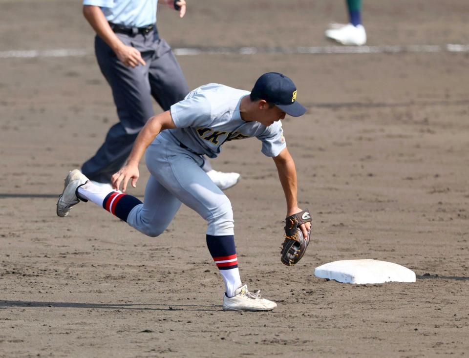 　５回、有本は開星・小村の打球を好捕し併殺を決める（撮影・山口登）