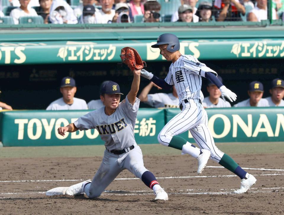 　５回、和賀颯真は二塁の砂からの送球を捕球し併殺を決める（撮影・山口登）