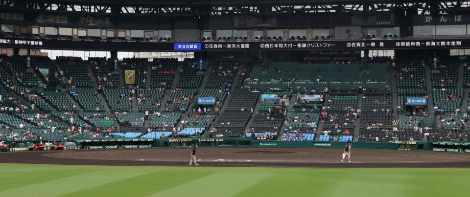 　グラウンドを確認する阪神園芸のスタッフら（撮影・中田匡峻）