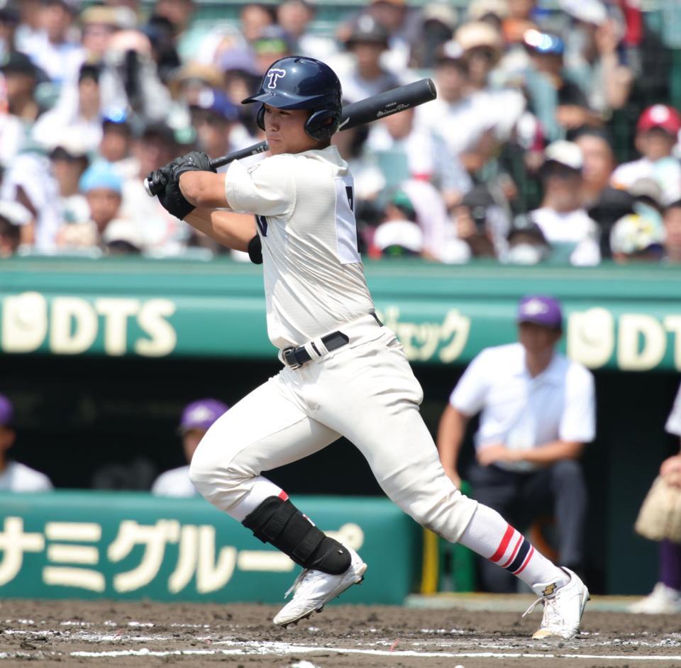 　６回、東洋大姫路・白鳥翔哉真は中前に適時打を放つ（撮影・坂部計介）