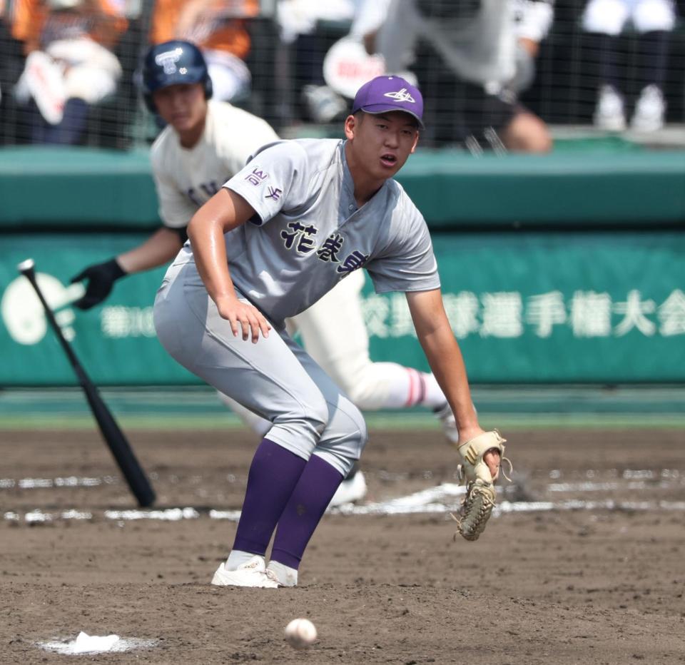 　６回、東洋大姫路・白鳥翔哉真（奥）に２点適時打を浴びる花巻東・金野快（撮影・中田匡峻）