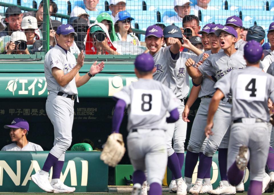 　１回の守備を終えたナインを迎える花巻東・佐々木洋監督（左）（撮影・中田匡峻）