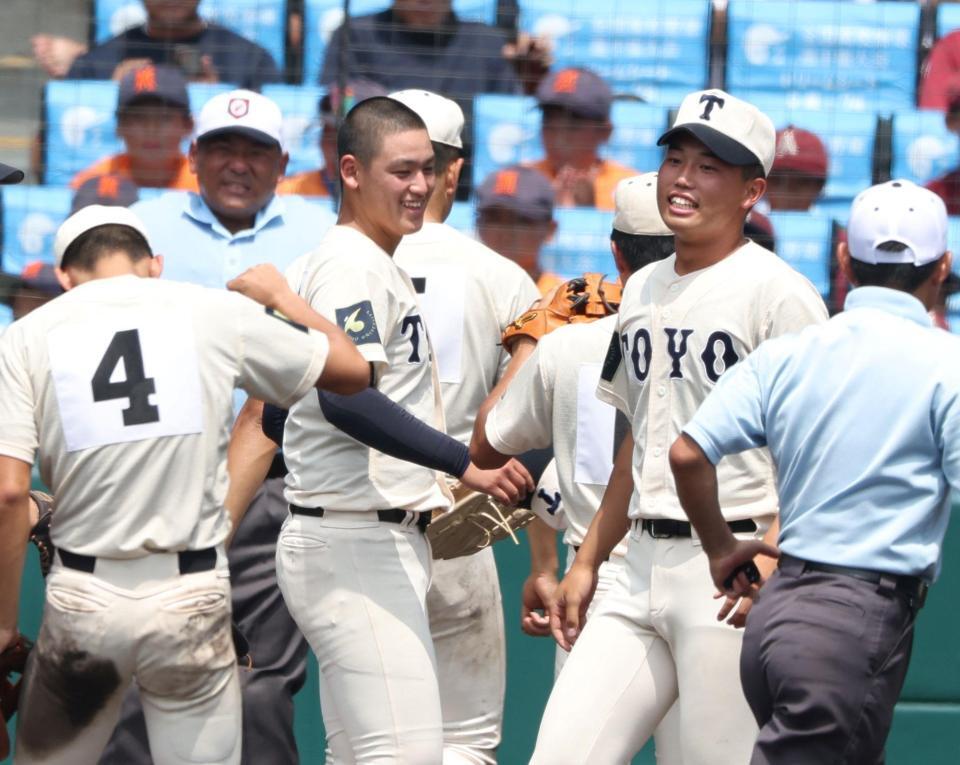 　試合を締めた東洋大姫路・阪下蓮（中央）は笑顔を見せる（撮影・中田匡峻）