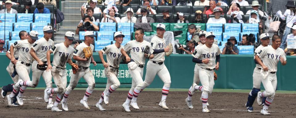 　花巻東に勝利し、アルプス席に向かって駆け出す東洋大姫路ナイン（撮影・中田匡峻）