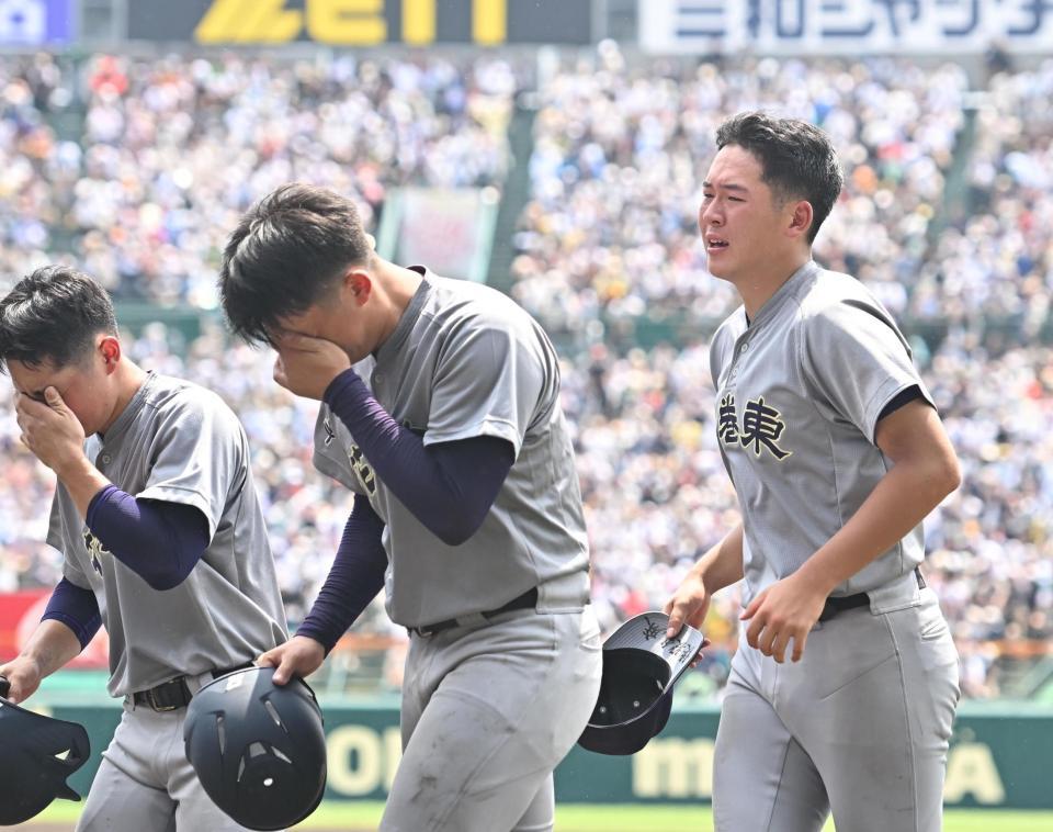 　東洋大姫路に敗れ、グラウンドを後にする花巻東・金野快（右）＝撮影・西田忠信
