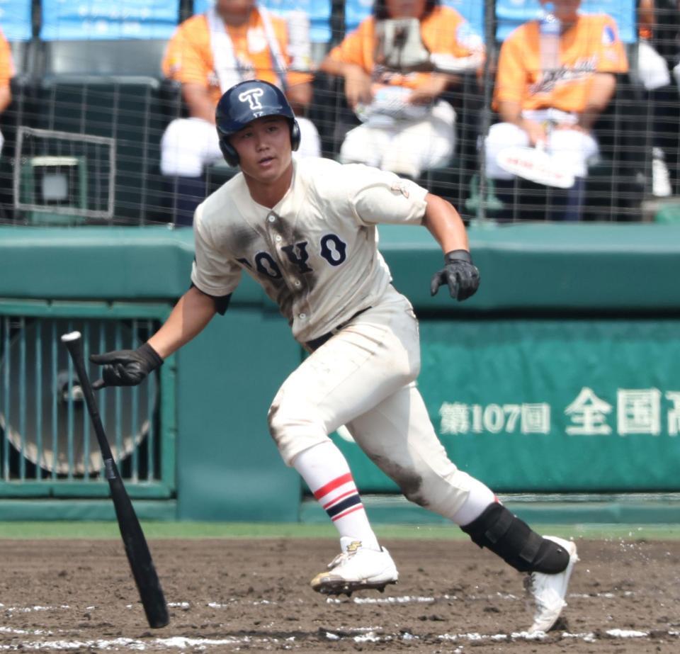 　８回、適時二塁打を放つ東洋大姫路・白鳥翔哉真（撮影・中田匡峻）