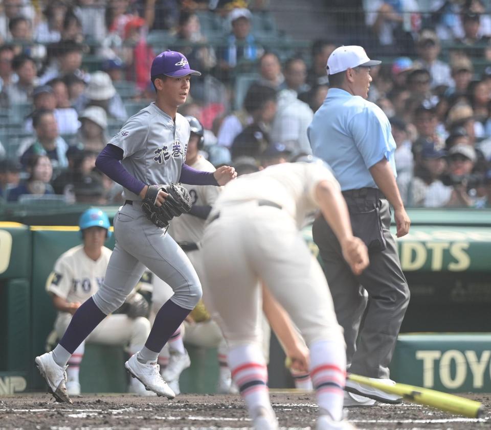 　１回、東洋大姫路・高田瑠心に先制打を許した花巻東・萬谷堅心（左）＝撮影・西田忠信