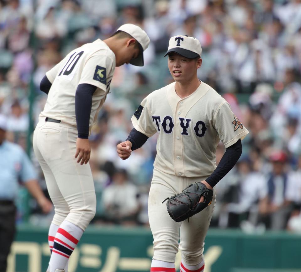 　９回、東洋大姫路・阪下漣（左）にマウンドを託す木下鷹大（撮影・坂部計介）