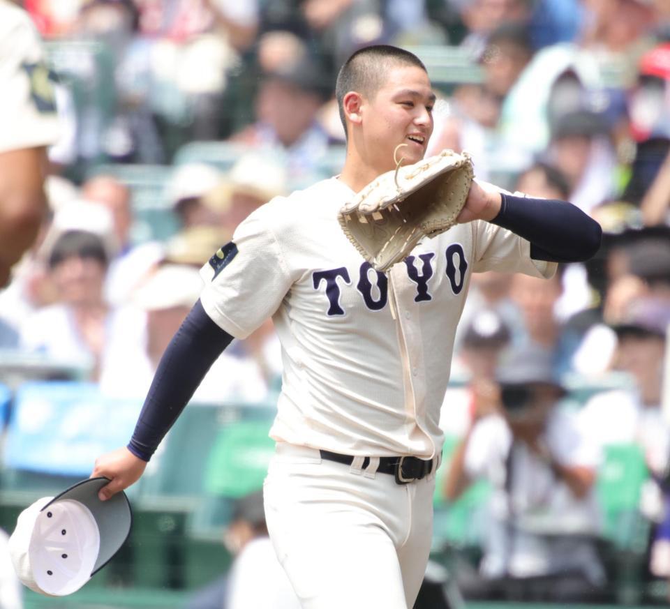 　木下鷹大の後を受け、最後を締めた東洋大姫路・阪下漣は笑顔を見せる（撮影・坂部計介）