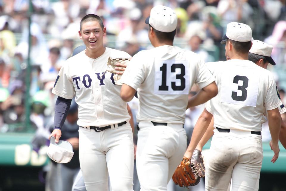 　木下鷹大の後を受け、最後を締めた東洋大姫路・阪下漣（左）は笑顔を見せる（撮影・坂部計介）
