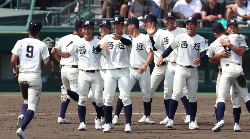 　聖隷クリストファーに勝利し、笑顔がはじける西日本短大付ナイン（撮影・中田匡峻）