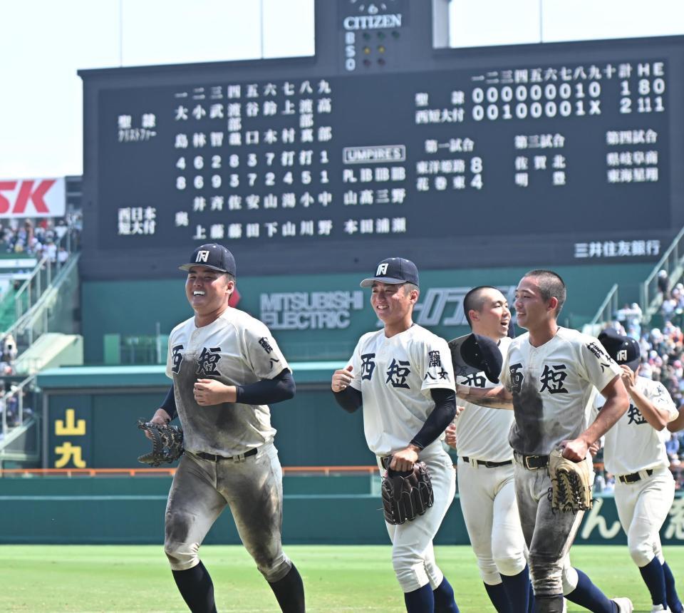 　勝利後、笑顔を見せる西日本短大付・佐藤仁（左）＝撮影・西田忠信