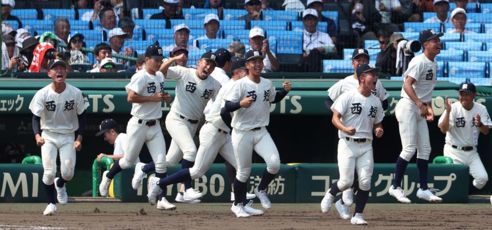 　聖隷クリストファーに勝利し、喜ぶ西日本短大付ナイン。右端は西村慎太郎監督（撮影・中田匡峻）