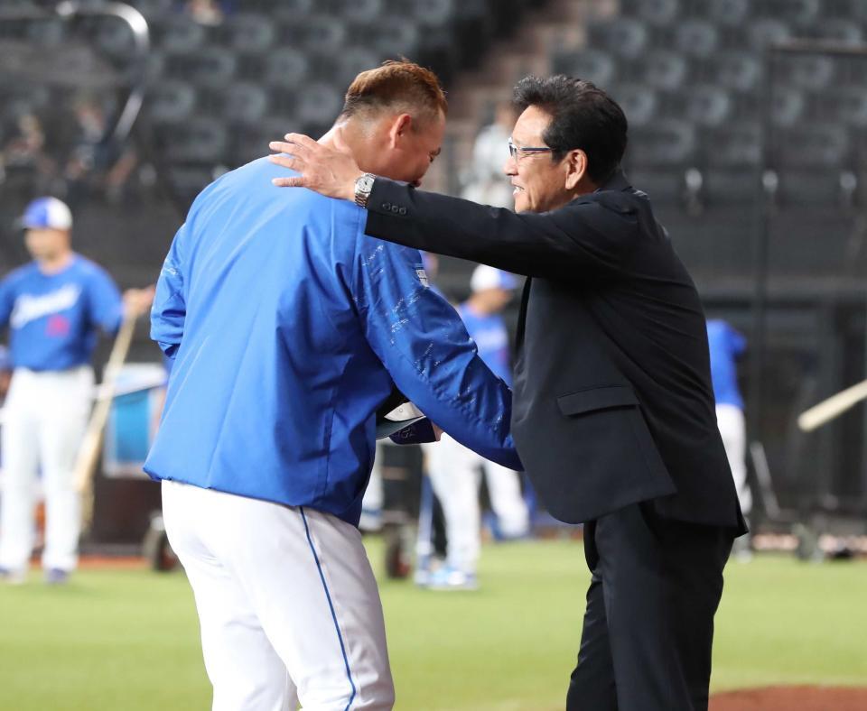 　試合前、中田翔（左）と抱き合う栗山英樹氏＝２４年６月