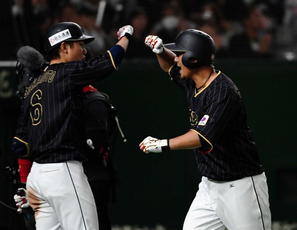 　勝ち越しソロを放ち坂本（左）とタッチする中田翔＝１７年３月