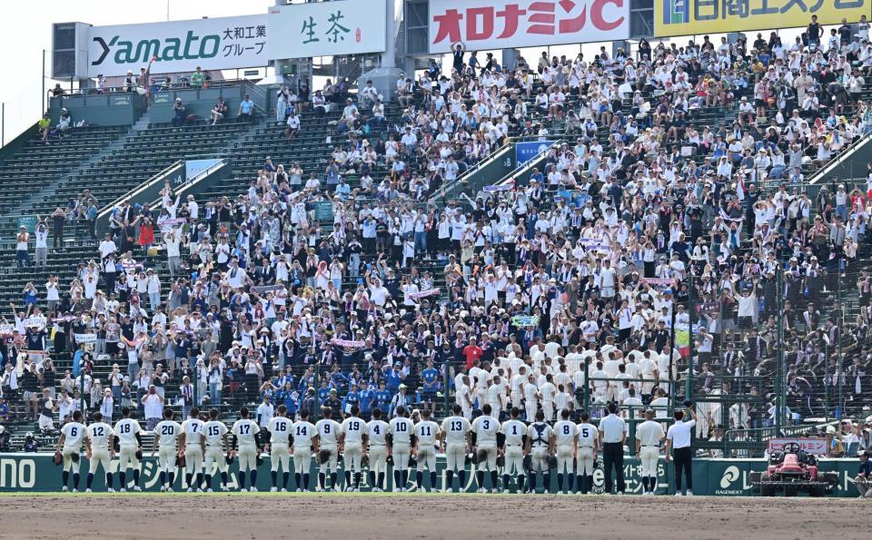 　３回戦進出を決めたナインをたたえる西日本短大付の応援団