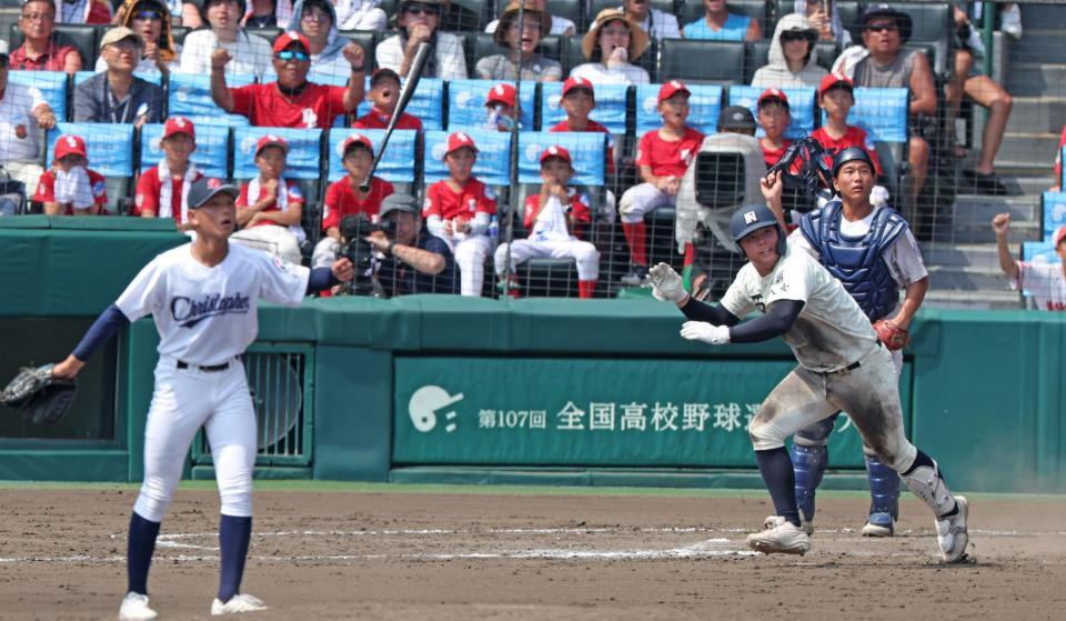 　８回、聖隷クリストファー・高部陸（左）から勝ち越しの適時二塁打を放つ西日本短大付・佐藤仁（撮影・中田匡峻）