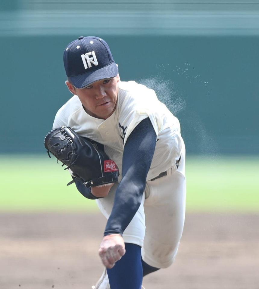 　力投する先発の西日本短大付・原綾汰（撮影・西田忠信）