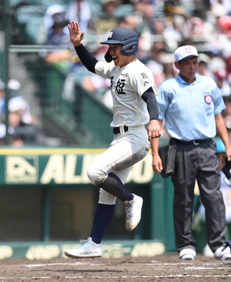 　３回、奥駿仁の二ゴロで先制の生還を果たす西日本短大付・原綾汰（撮影・西田忠信）