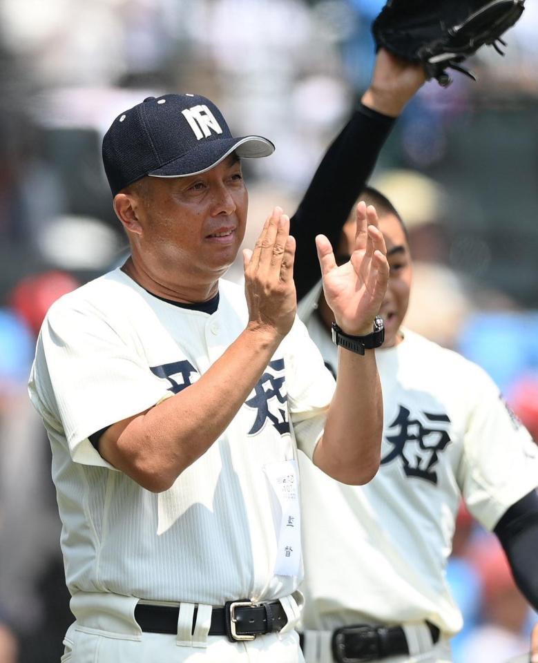 　２回を終えた選手たちを迎える西日本短大付・西村慎太郎監督（撮影・西田忠信）