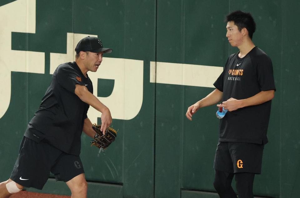 　戸郷を指導する阿部監督（撮影・金田祐二）