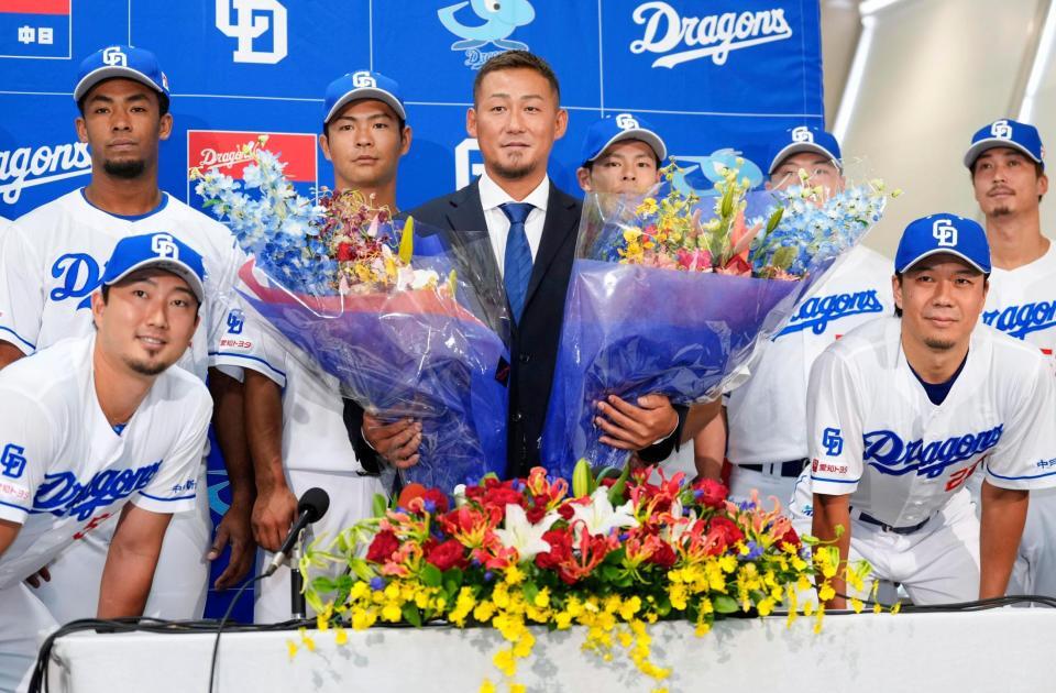 　今季限りでの現役引退を表明し、ナインと記念写真に納まる中田（中央）