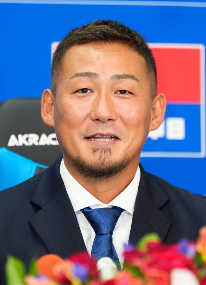 　今季限りでの現役引退を表明し、記者会見する中田