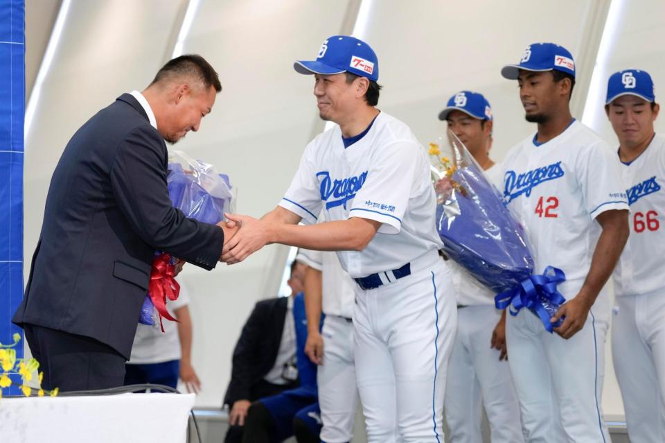 　今季限りでの現役引退を表明し、大野（左から２人目）、ブライト（右から２人目）から花束を受け取る中田
