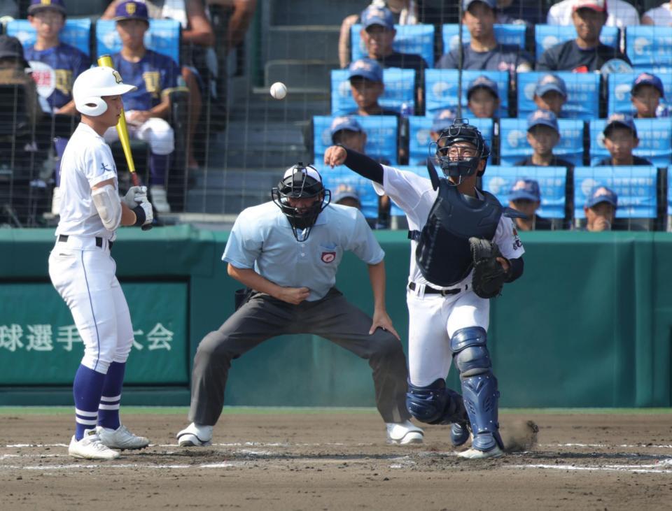 　３回、明豊・辻田拓未の二盗を阻止する佐賀北・片渕絢心（撮影・坂部計介）