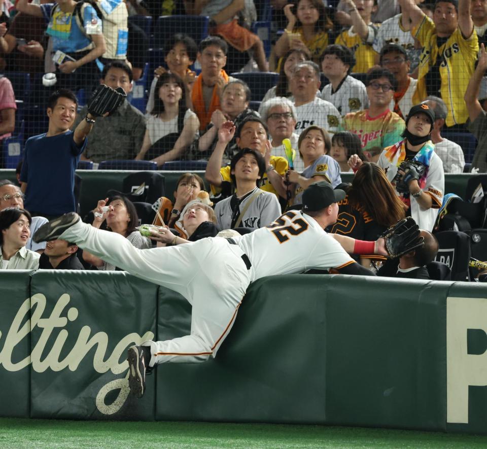 　２回、伊藤将のファウルフライを追って客席に飛び込むリチャード（撮影・金田祐二）
