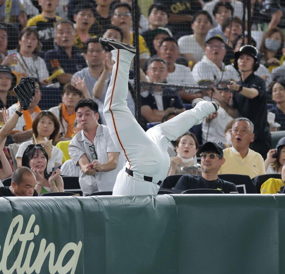 　２回、伊藤将の打球を追い、客席に飛び込むリチャード（撮影・西岡正）