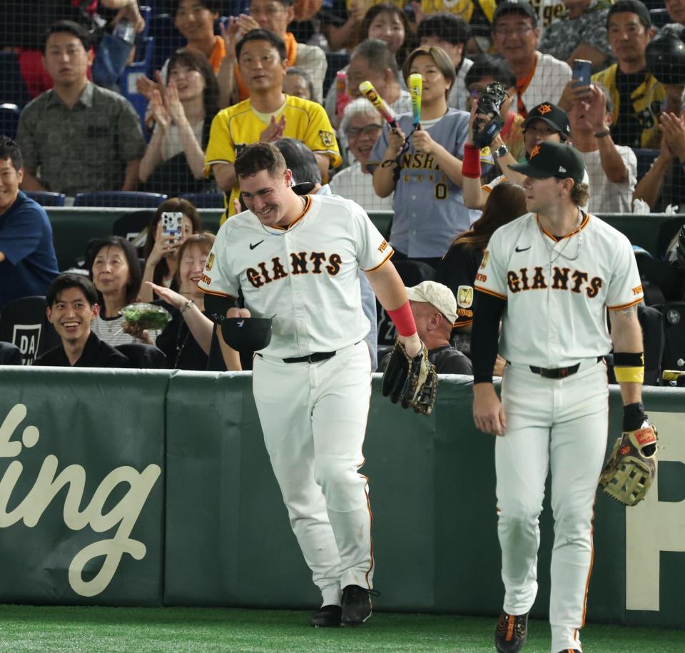 　２回、伊藤将のファウルフライを追って客席に飛び込むリチャード（撮影・金田祐二）