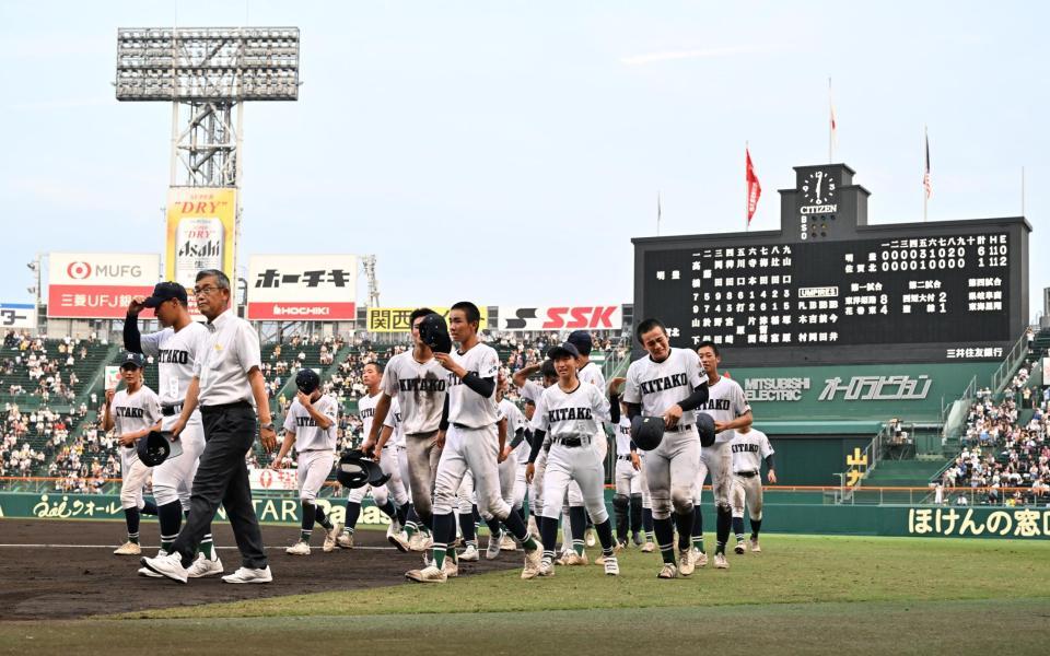 　明豊に敗れ、引き揚げる佐賀北ナイン