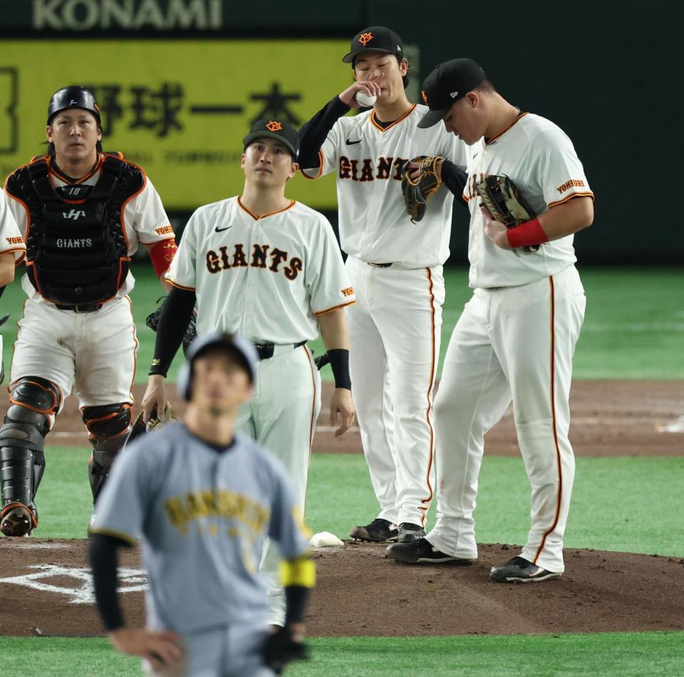 　４回、厳しい表情の山崎（右から２人目）ら巨人ナイン（撮影・金田祐二）