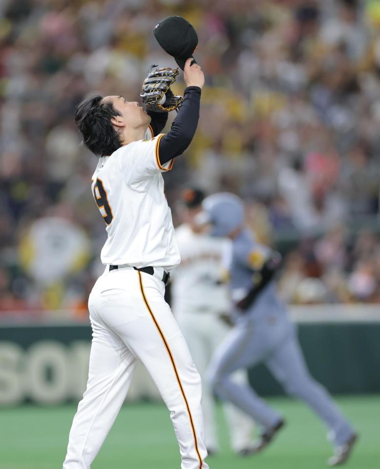 　４回、大山（右）に先制２ランを浴び、天を仰ぐ山崎（撮影・西岡正）