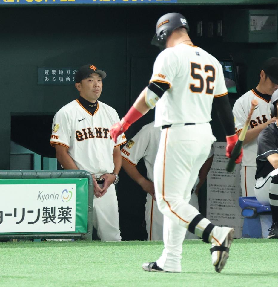 　３回、リチャードが三振に倒れ厳しい表情の阿部監督（撮影・金田祐二）