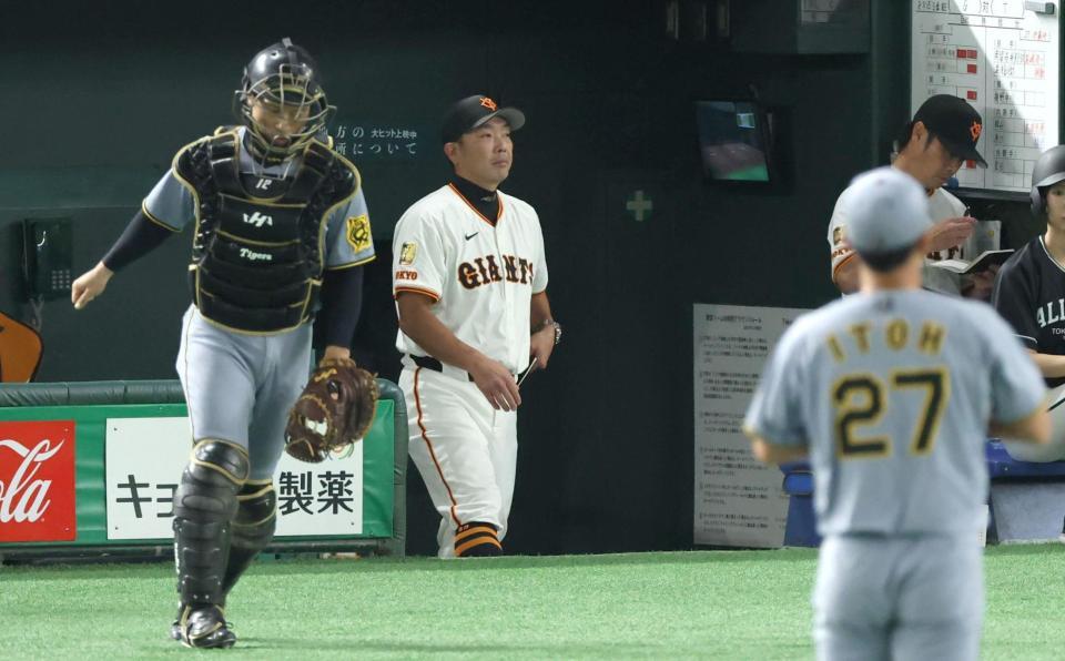 　厳しい表情の阿部監督（撮影・金田祐二）