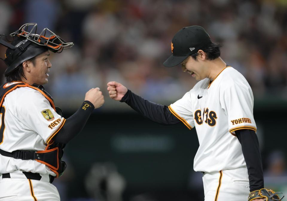 　３回を無失点に抑え、甲斐（左）とグータッチする山崎（撮影・西岡正）
