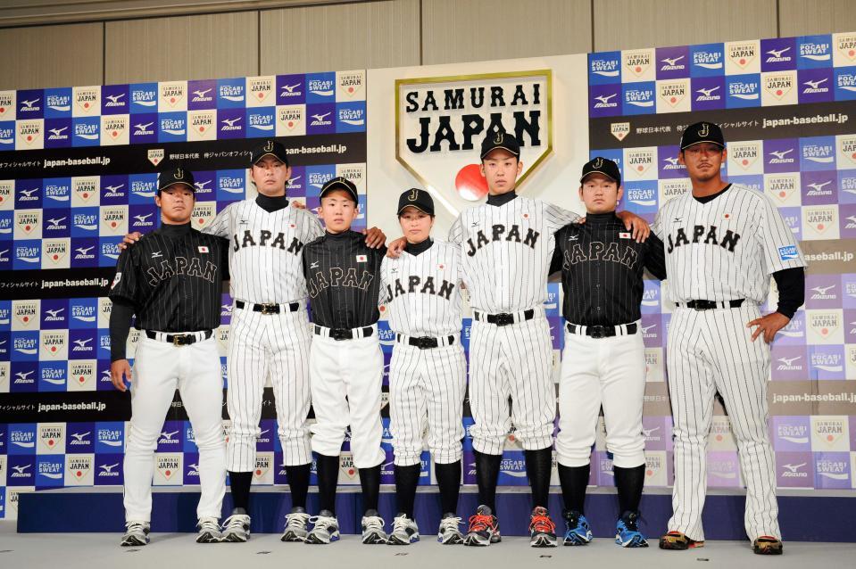 　侍ジャパンの新ユニホームを披露した（右から）中田翔と森＝１３年１１月