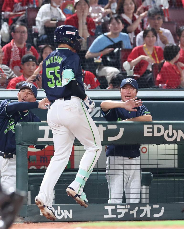 　７回、左越えソロを放った村上を出迎える高津監督（撮影・市尻達拡）