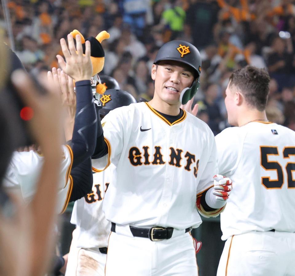 　６回、３ランを放ち、ナインとタッチを交わす坂本（撮影・西岡正）