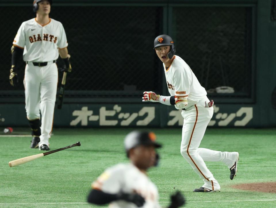 　６回、左越え３ランを放つ坂本（撮影・金田祐二）