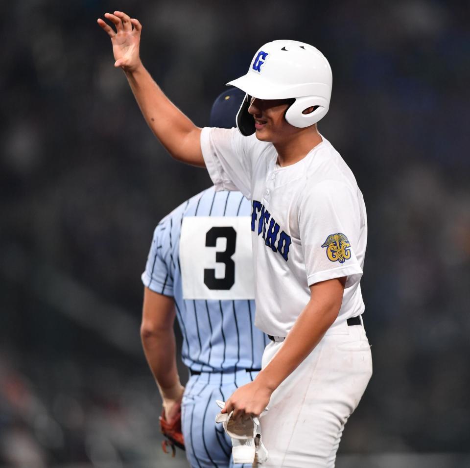 　５回、中前適時打を放ちポーズを決める県岐阜商・坂口路歩（撮影・開出牧）