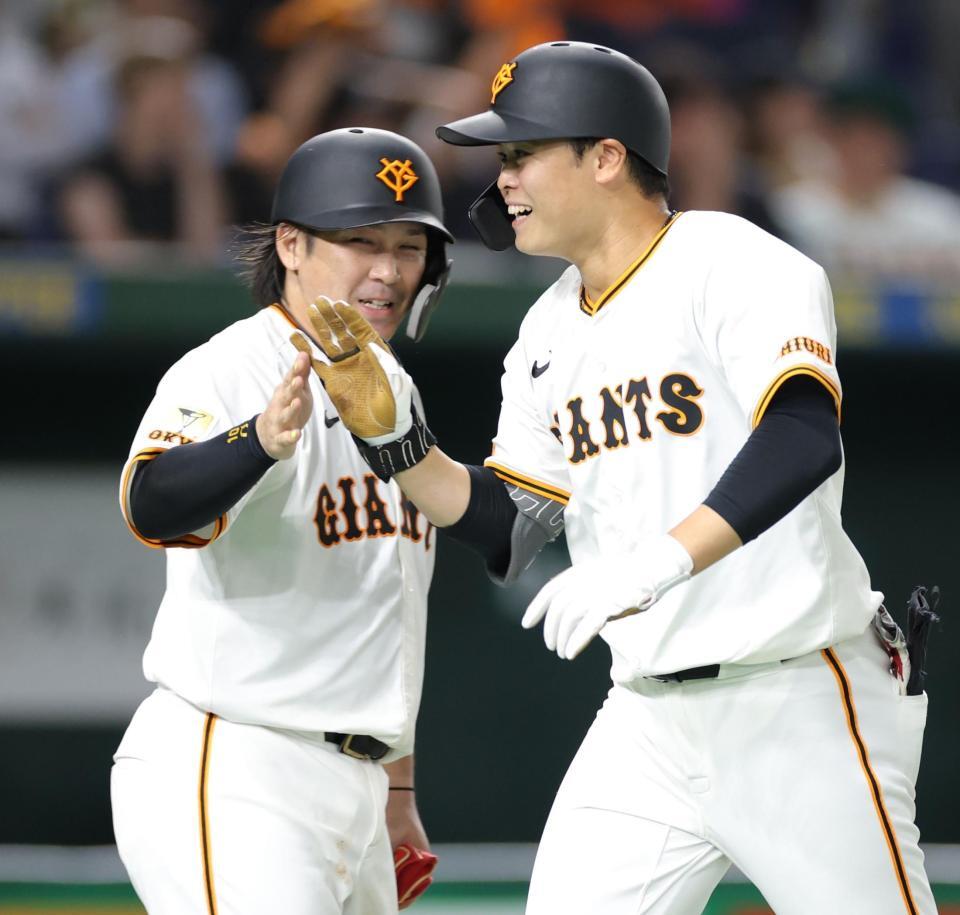 　７回、同点２ランを放ち、甲斐（左）とタッチを交わす中山（撮影・西岡正）