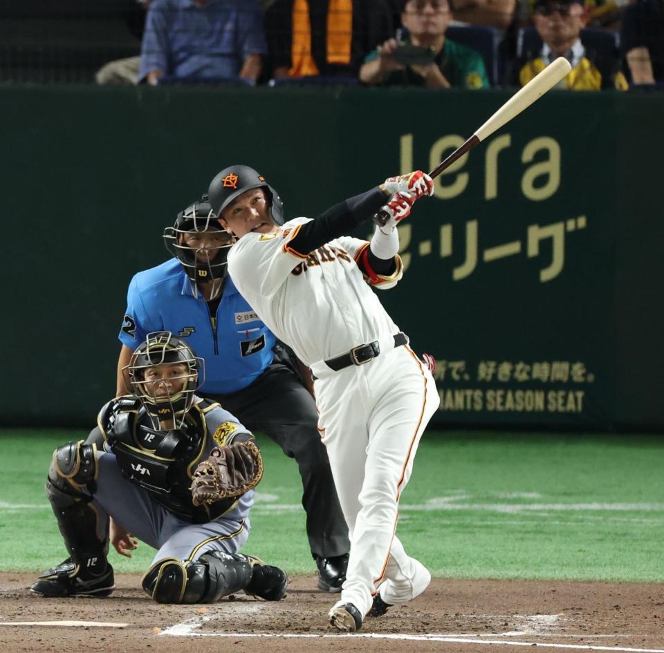 　６回、左越え３ランを放つ坂本（撮影・金田祐二）