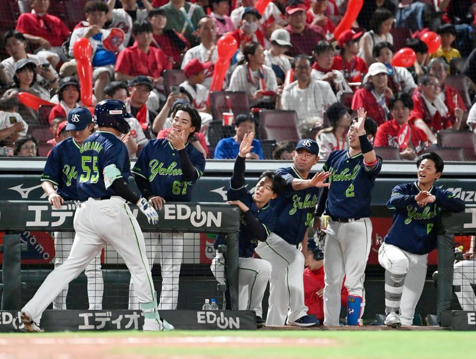 　７回、本塁打を放った村上（手前）を迎えるヤクルトナイン