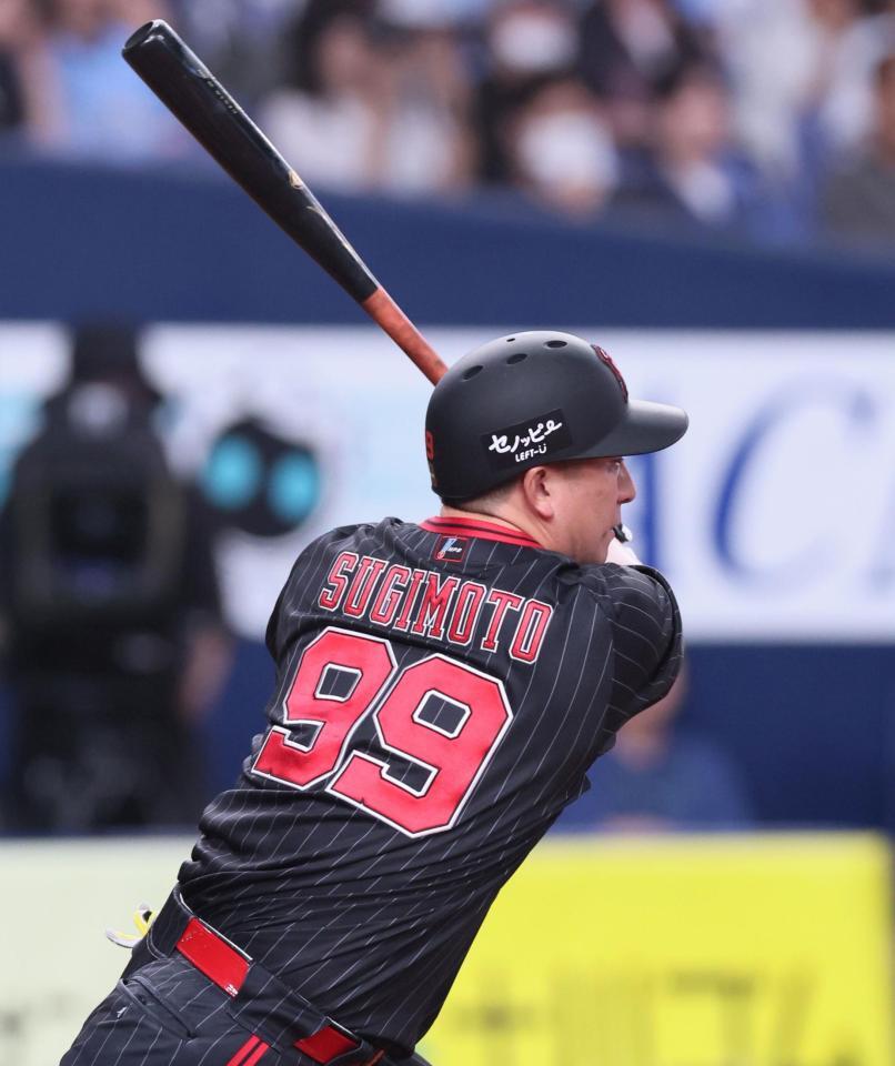 　１回、左前へ先制適時打を放つ杉本（撮影・立川洋一郎）