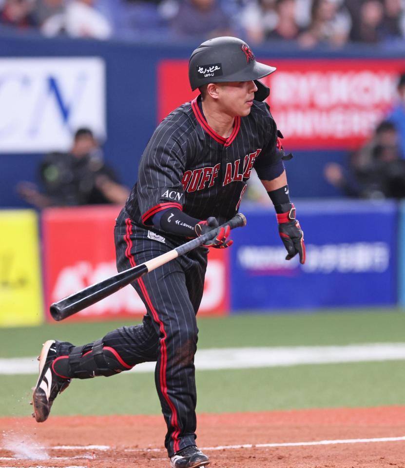 　７回、右中間へ三塁打を放つ若月（撮影・立川洋一郎）