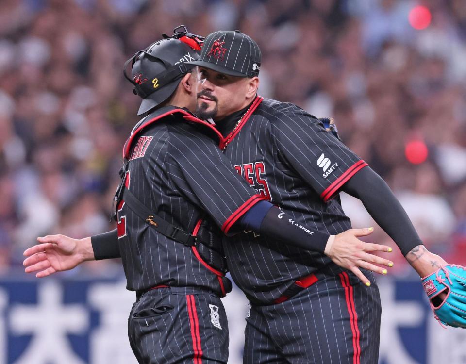 　９回表を抑え、若月（左）と抱擁を交わすマチャド（撮影・立川洋一郎）