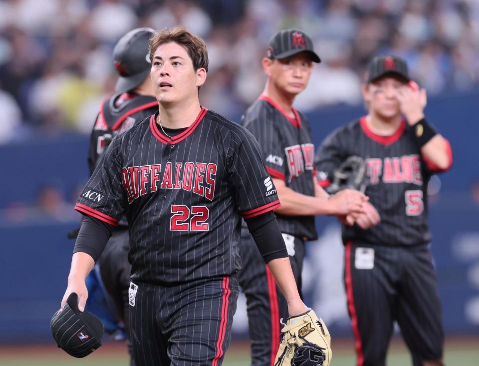 　７回、途中降板する九里（撮影・立川洋一郎）